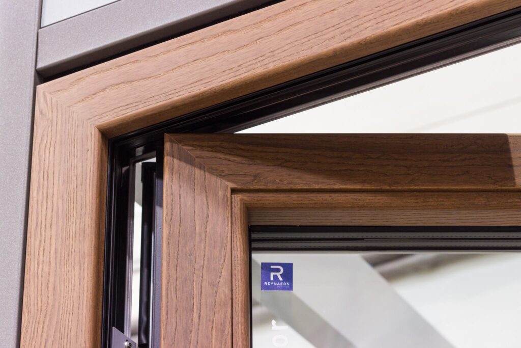 Reynaers Sensity - zvenku odolný hliník, uvnitř teplé dřevo